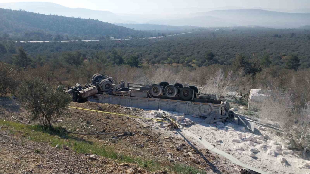 Mersin’de şarampole devrilen tırdaki 2 kişi hayatını kaybetti 
