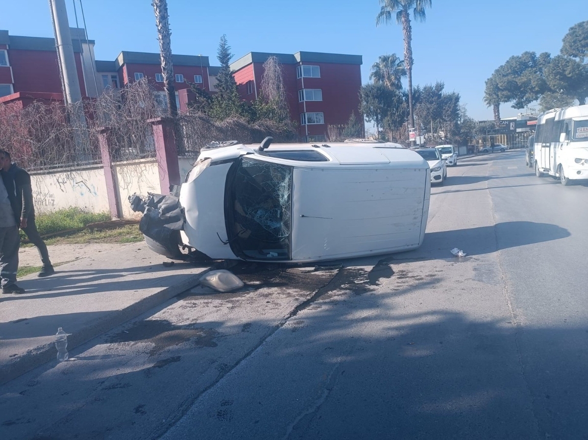 Duvara carparak devrilen aracın sürücüsü yaralandı 
