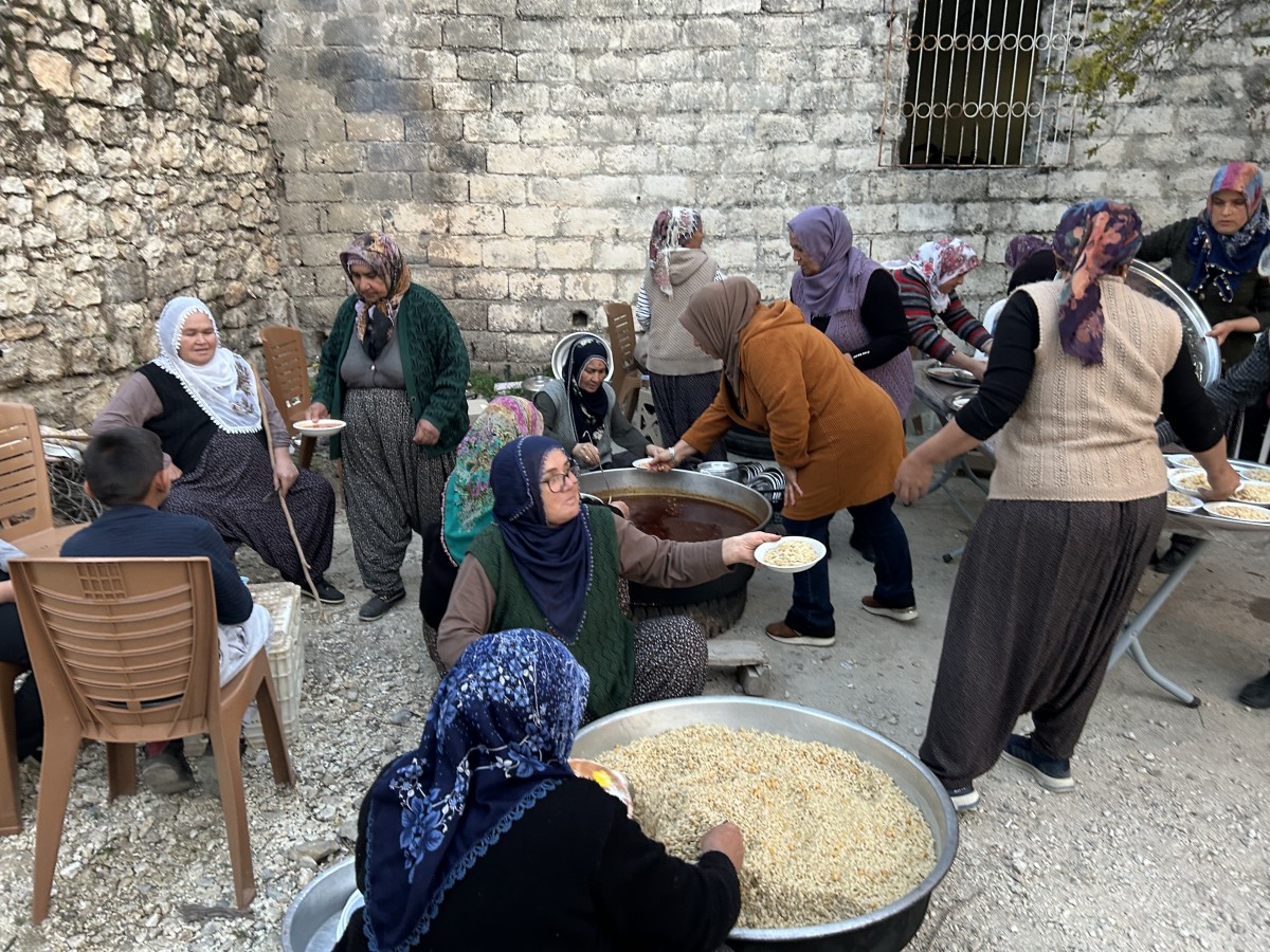 Mersin’de köy sakinlerinden imece usulü iftar
