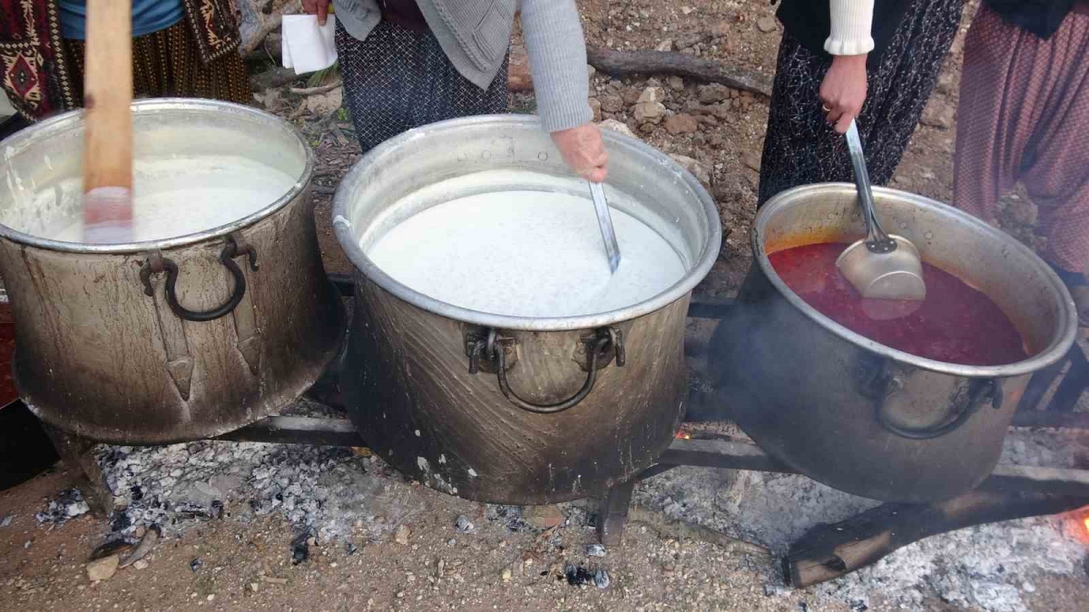 Erdemli'de İmece usulü odun ateşinde kazanlar kaynadı iftar yapıldı
