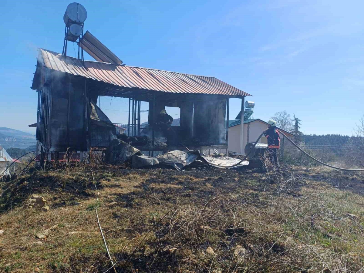 Yayla evi alevlere teslim oldu 
