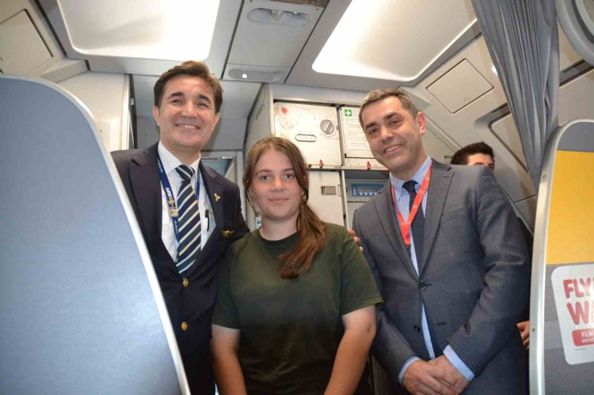 Çocuklar, ilk defa uçak görmenin mutluluğunu yaşadı
