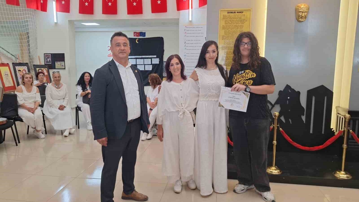 Anneanne, kızı ve torunu motivasyon etkinliğinde sahneye çıktı