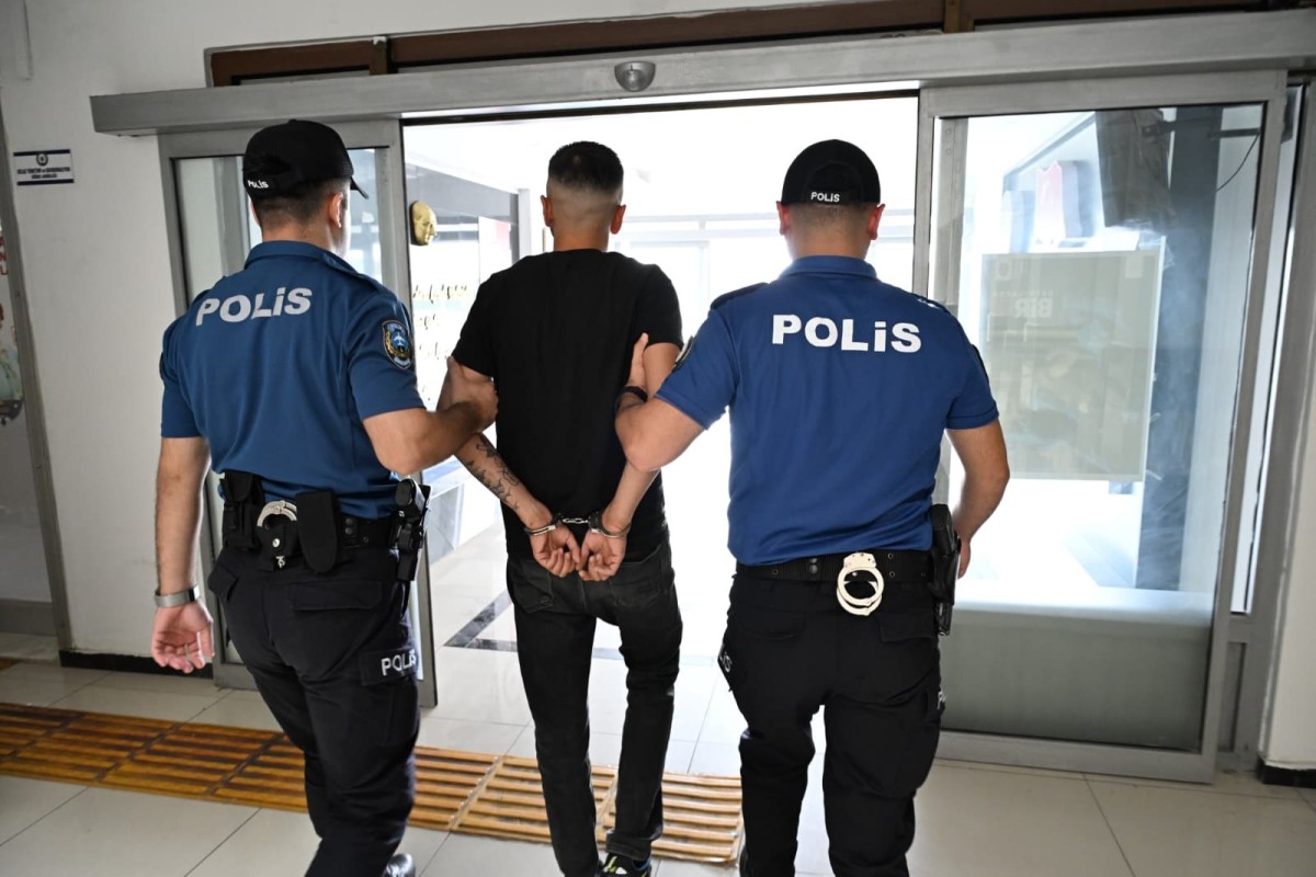 Kırmızı bültenle aranan hükümlü havalimanında yakalandı