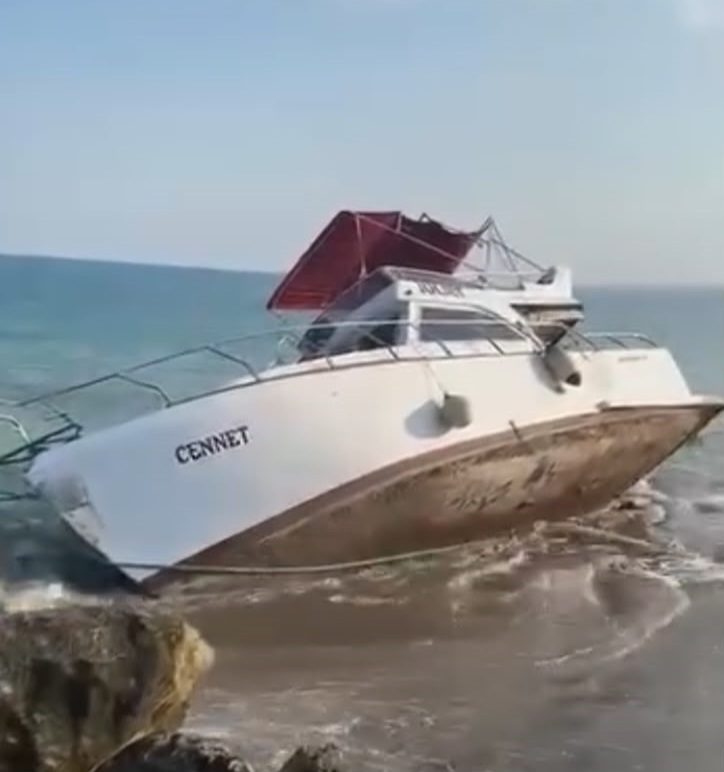Arızalanan tekne, çekilirken kısmen battı