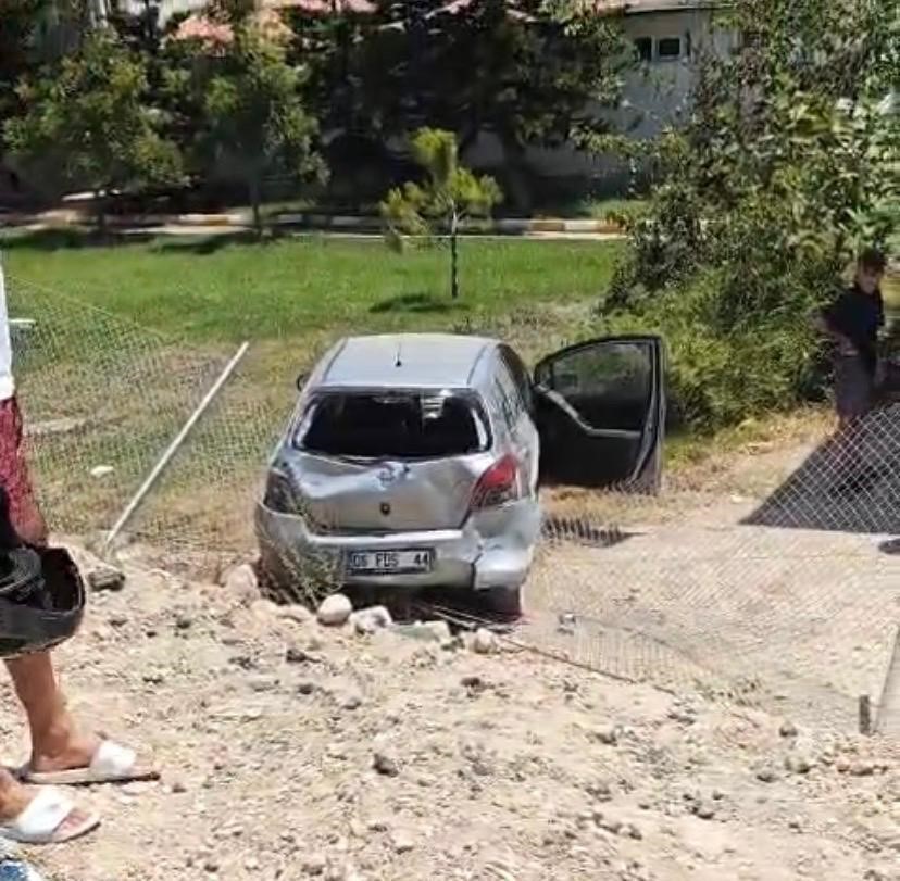 Erdemli'de Zincirleme kazada otomobil enstitünün bahçesine düştü