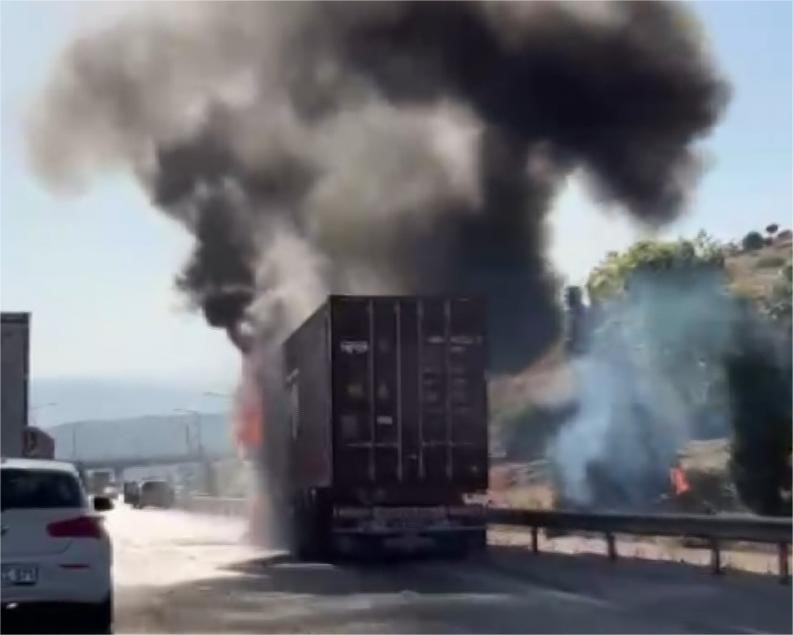 Mersin’de 24 ton çikolata yüklü tır yandı
