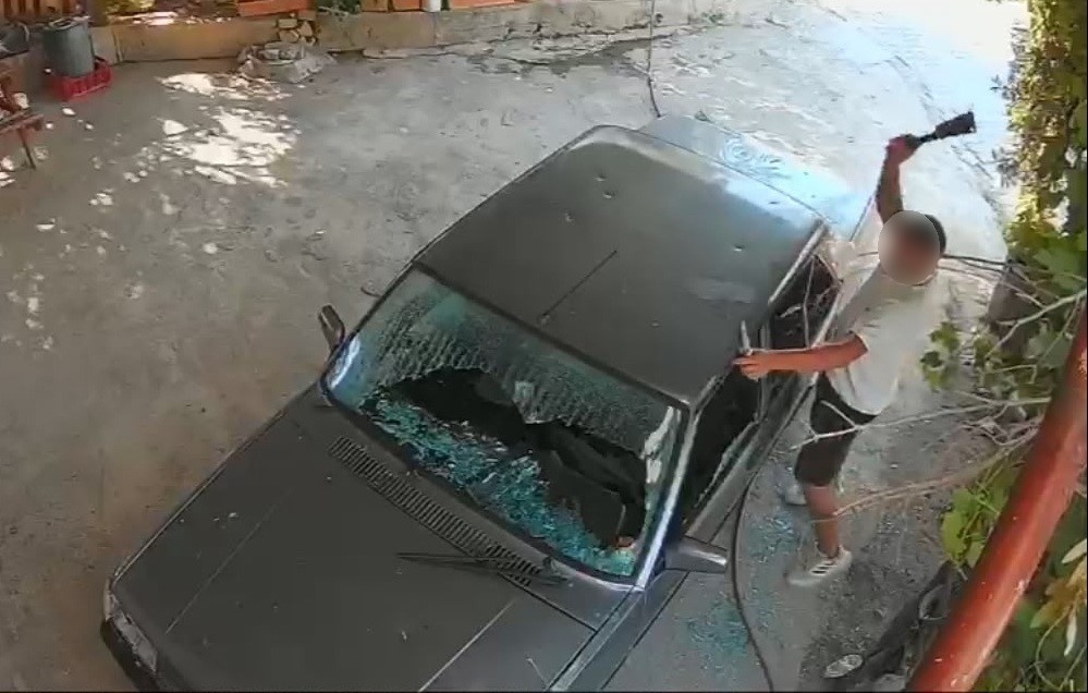 Kadına ait otomobile satır ve bıçakla zarar verdi
