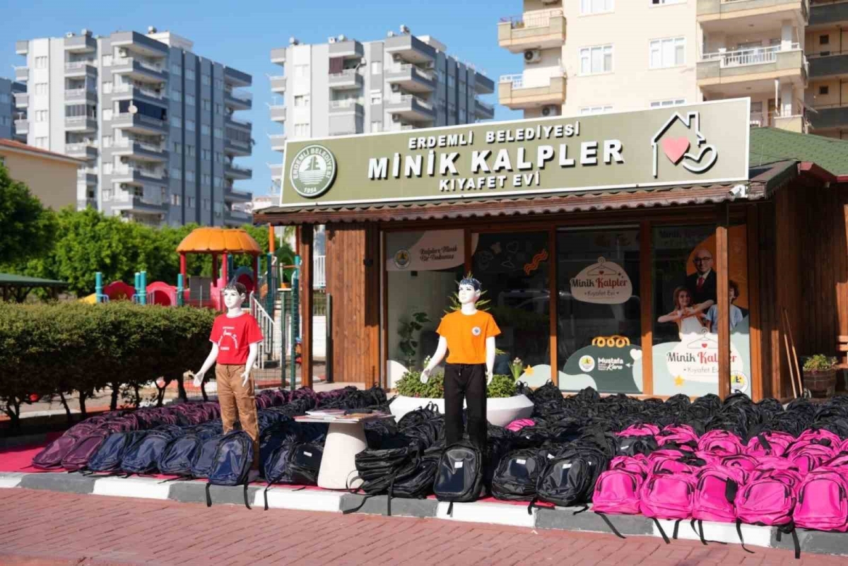 Erdemli’de öğrencilere kırtasiye ve kıyafet desteği