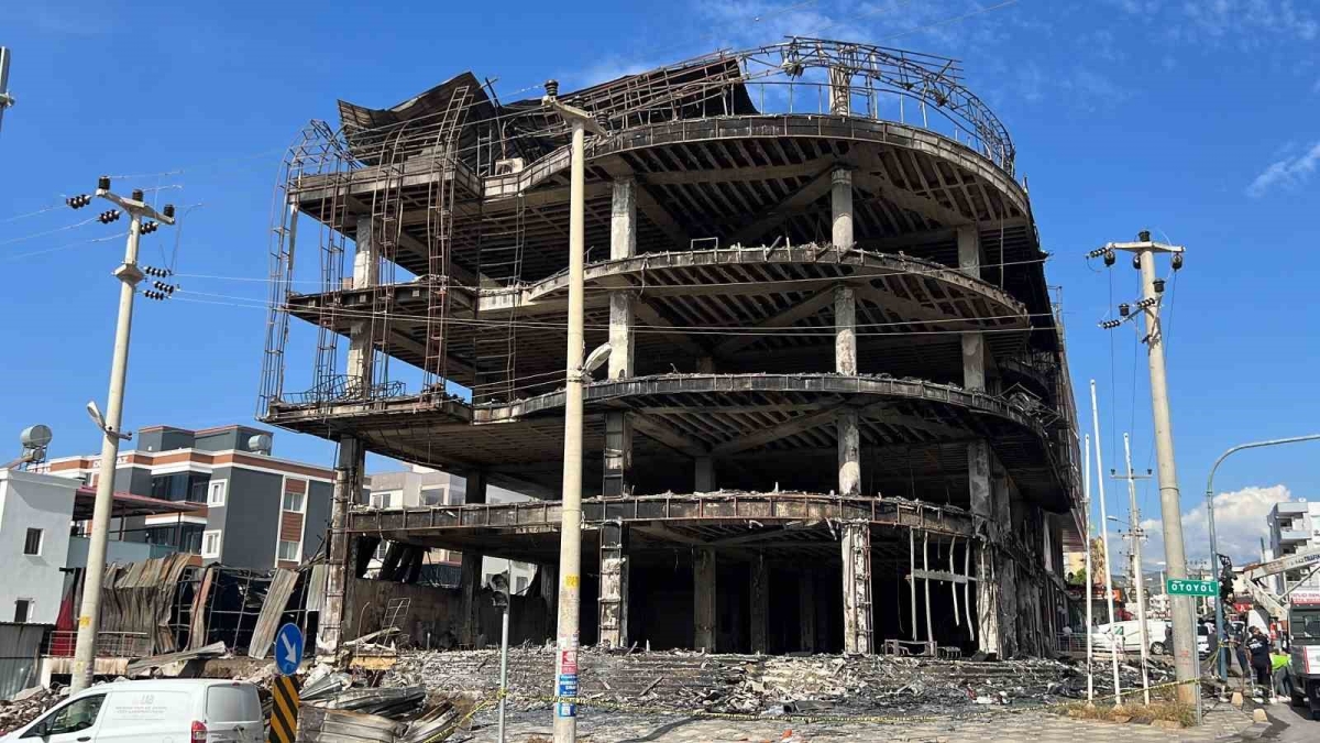 Mersin’deki mobilya mağazası küle döndü, soğutma çalışması sabaha kadar sürdü