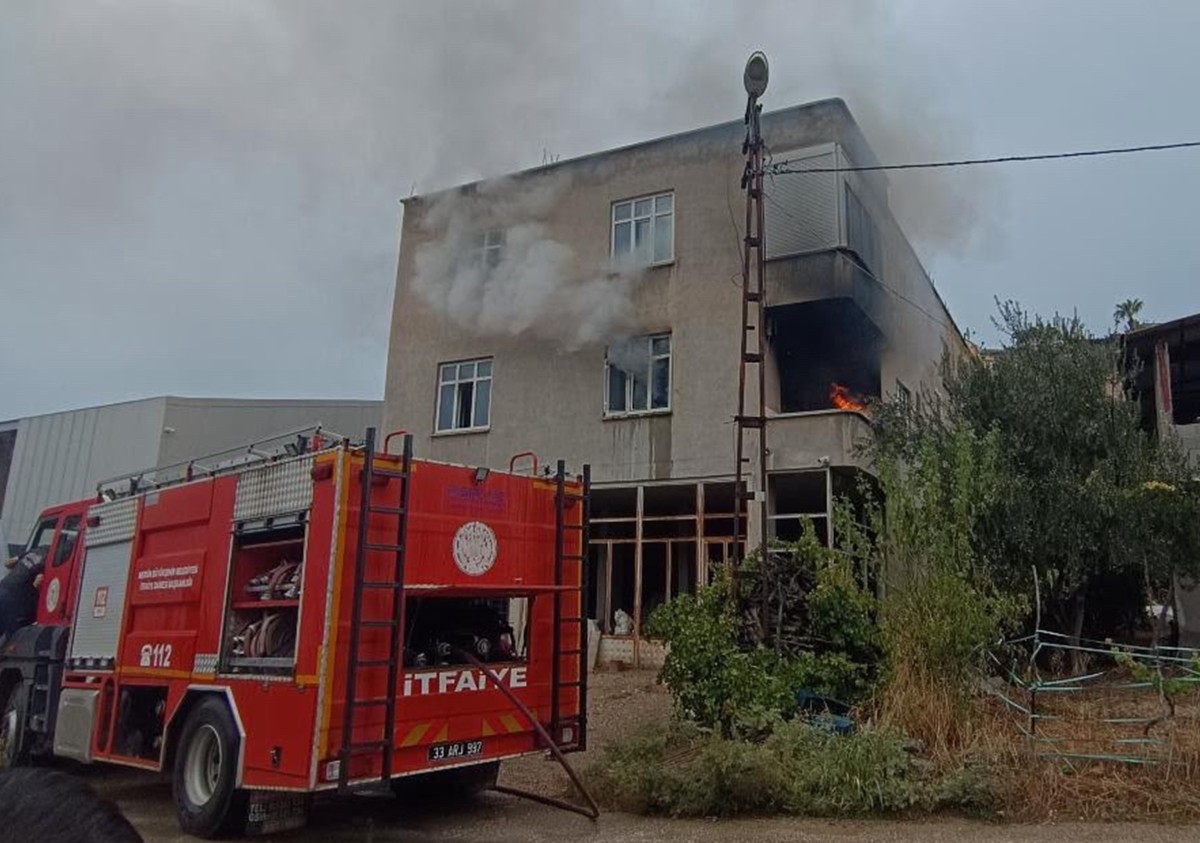 Ev yangınında mahsur kalan kadın kurtarıldı
