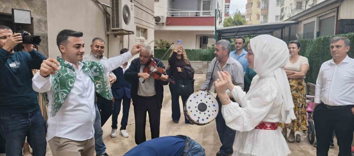 İlginç gelin alma Damat, vinç sepetiyle 4. kata çıkarak gelini aldı