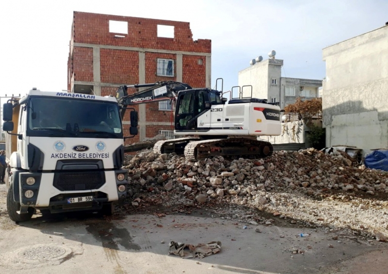 Akdeniz’de bir metruk bina daha yıkıldı 