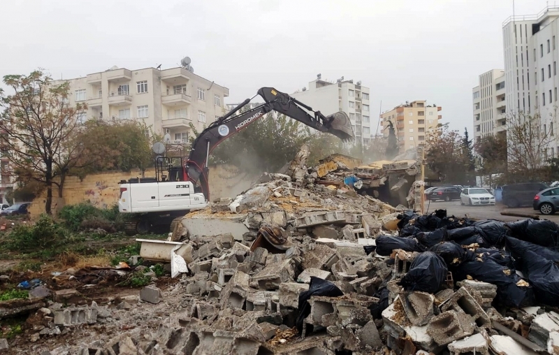  Akdeniz’de metruk binaların yıkımı devam ediyor 