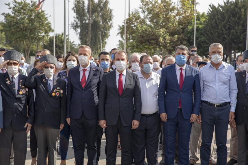  Başkan Seçer, Atatürk Anıtı'na Çelenk Bıraktı