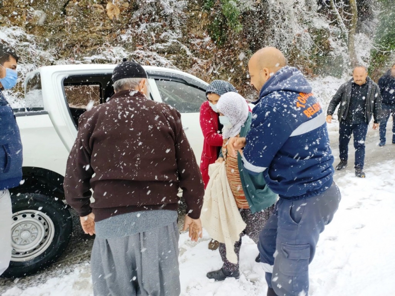 Karda mahsur kalan yaşlı çift, belediye ekiplerince kurtarıldı   
