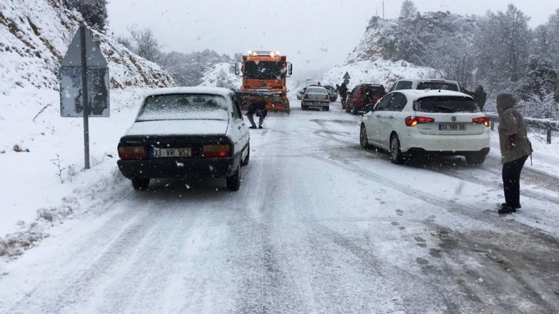 Mersin’de kar bastırdı, çok sayıda araç mahsur kaldı   