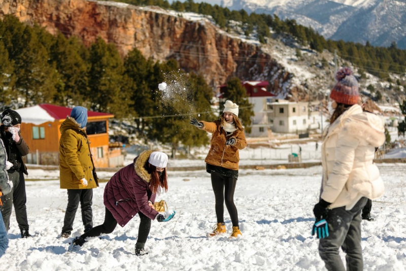 Mersin'de özel gereksinimli çocuklara kar sürprizi   