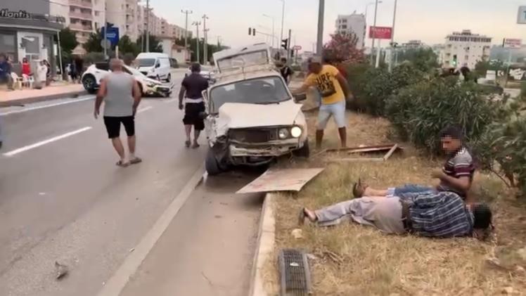 Mersin’de 3 kişi  trafik kazasında yaralandı 
