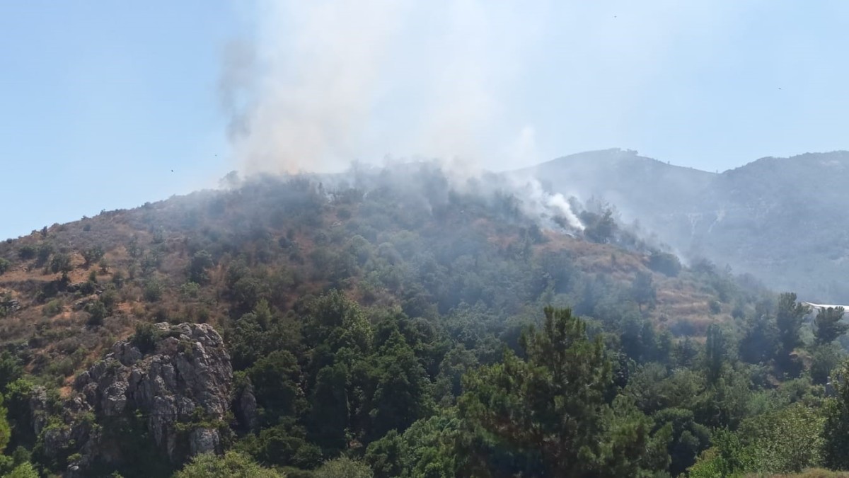 Anamur’da orman yangınına, havadan ve karadan müdahale ediliyor
