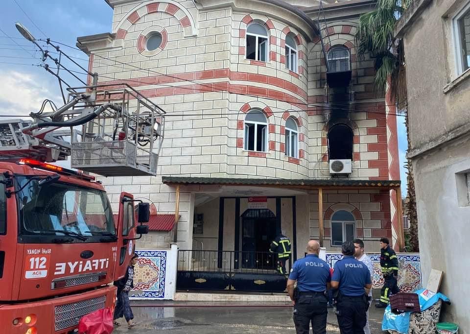 Mersin'de yıldırım düşen camide yangın çıktı