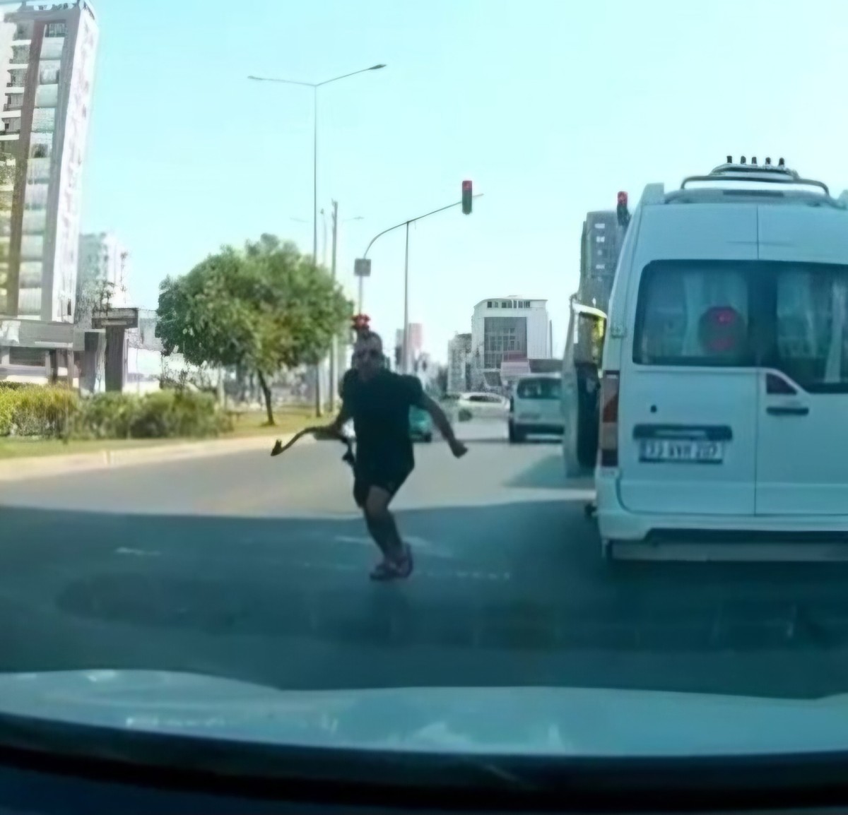 Minibüs şoföründen trafikte araç sürücüsüne halatlı saldırı
