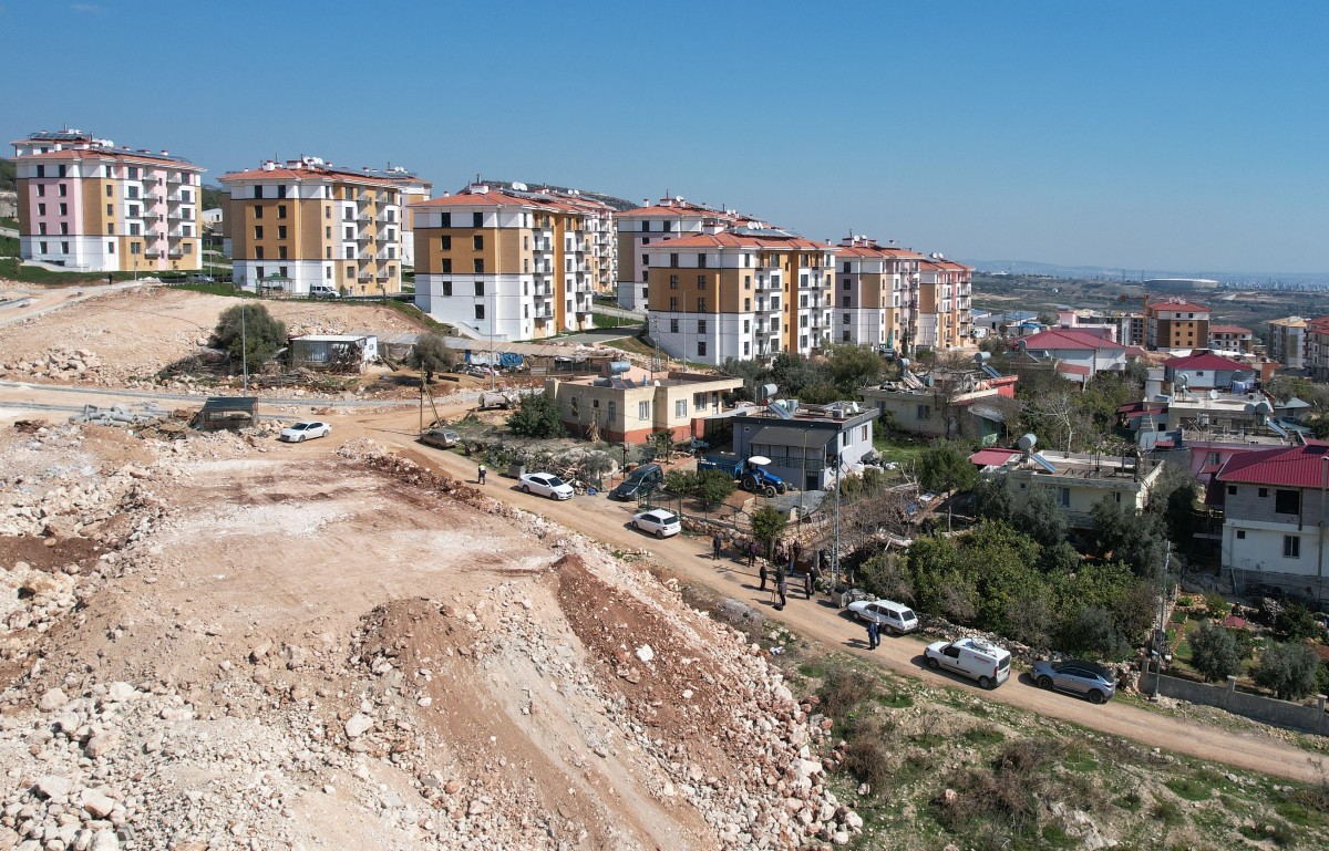 Hafriyat kamyonunu yaşlı kadının üzerine molozları  boşalttı 