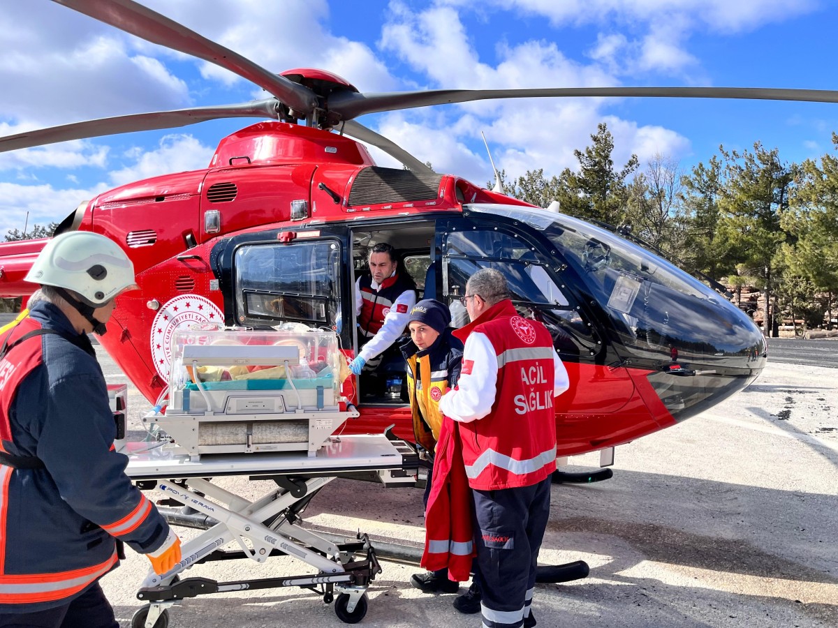 Mersin’de Gülnar da  erken dünyaya gelen ’ikiz bebekler’ helikopter ambulansla nakledildi
