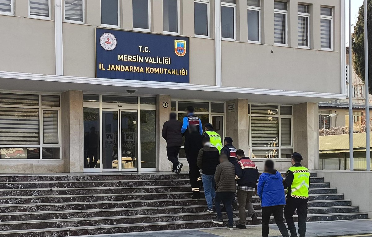 Mersin merkezli operasyonda göçmen kaçakçılığı organizatörü 5 şüpheli yakalandı
