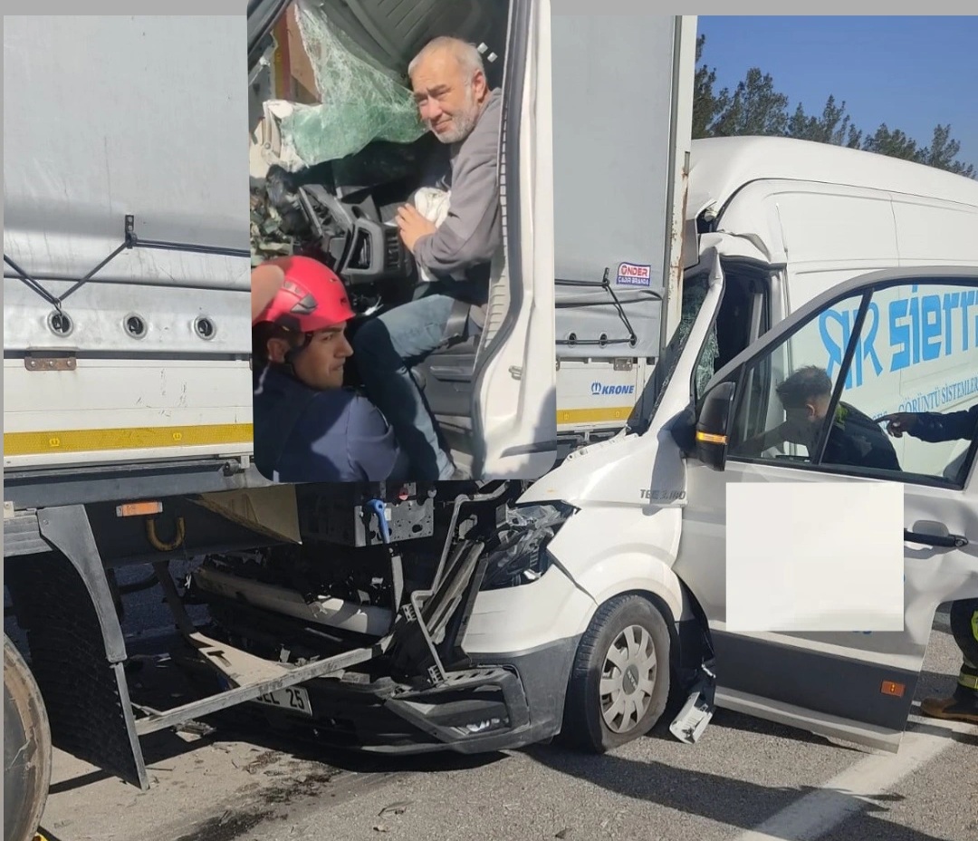 Korkunç kaza sıkışan sürücüyü itfaiye kurtardı
