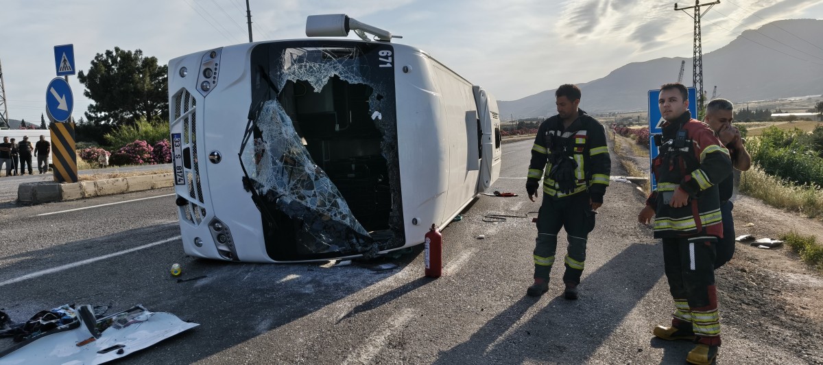 Mersin’de öğrenci servisi devrildi: 17 yaralı