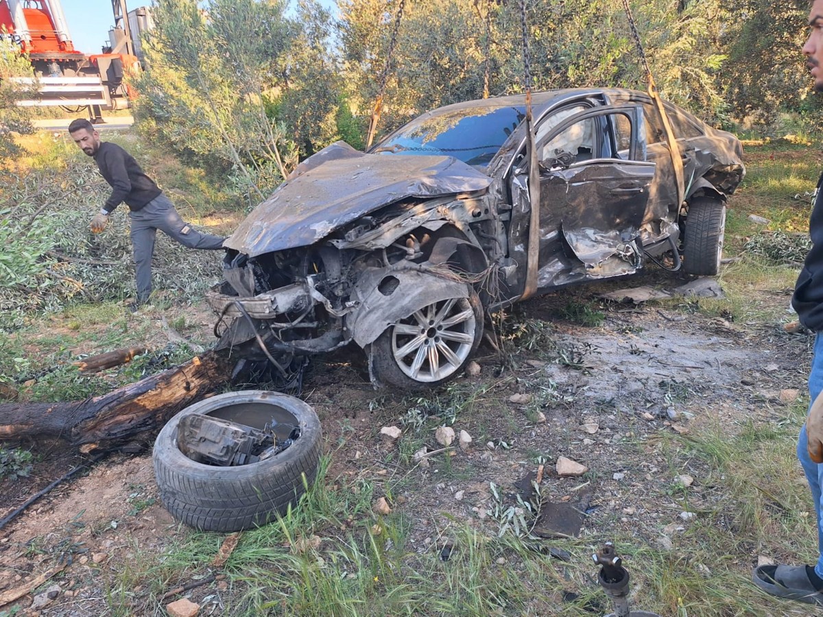 Hurdaya dönen araçtan yaralı kurtuldu
