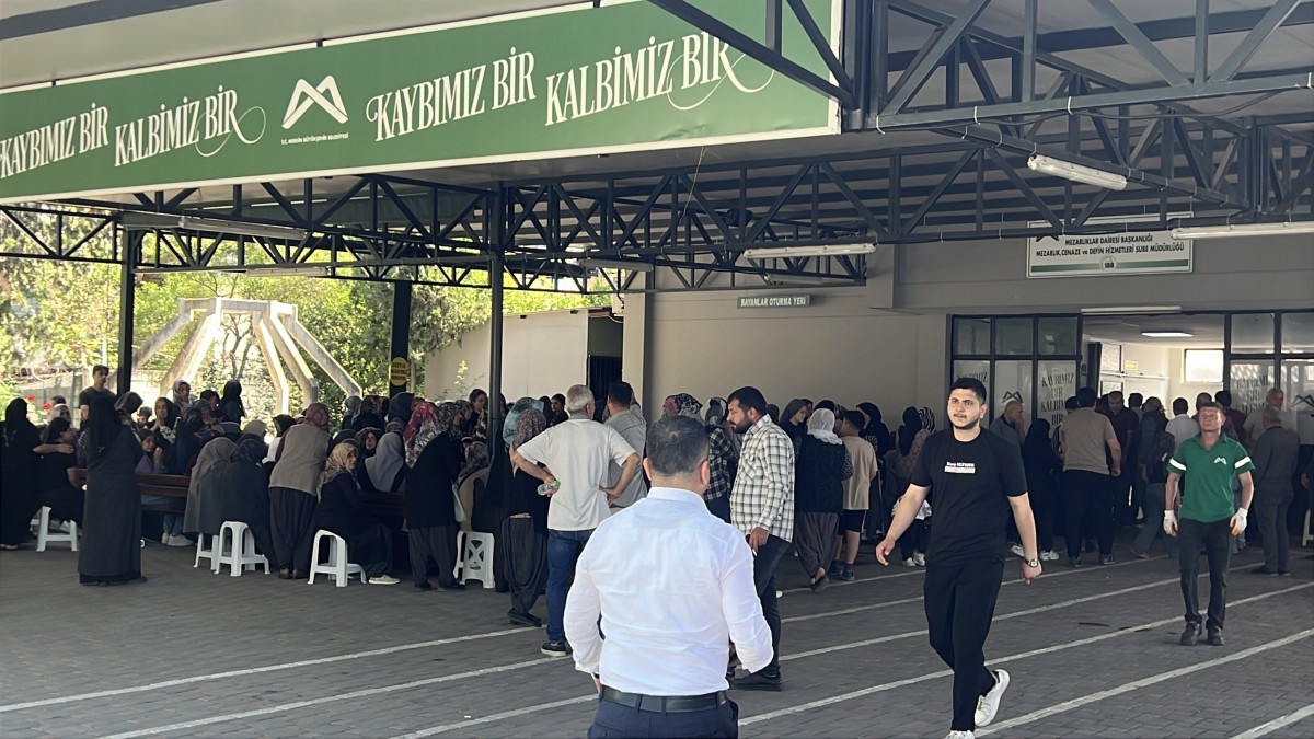 Mersin’deki vahşette hayatını kaybedenler son yolculuğuna uğurlanıyor
