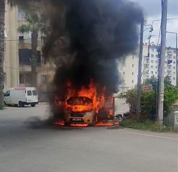 Hafif ticari araç alev alev yandı