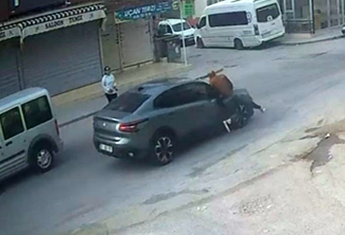 El sallayıp karşıya geçmek isterken otomobil çarptı