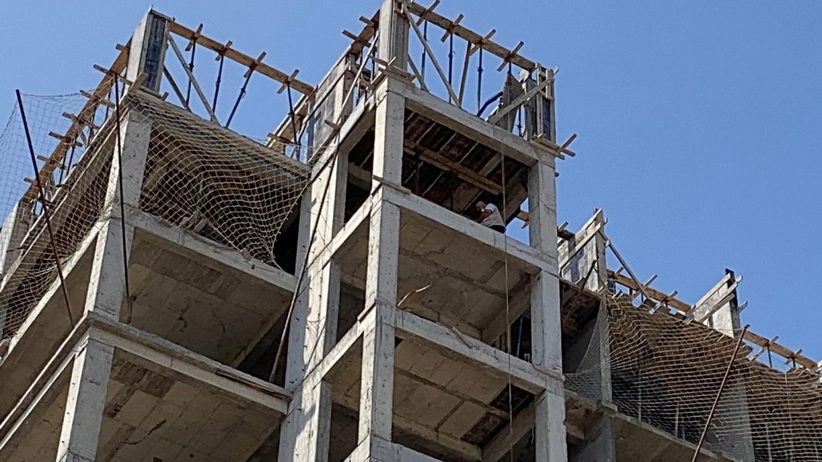 İnşaattan düşen işçi hayatını kaybetti

