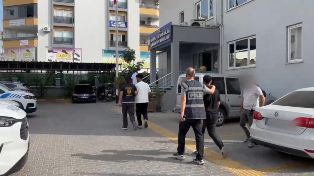 Altın zincir gasp ettiler polise yakalandılar