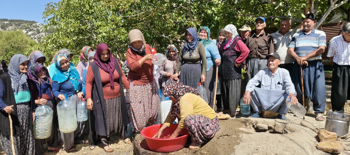 Mersin Silifke’de su sıkıntısı: Bidonlarla su taşıyan köylüler destek istedi