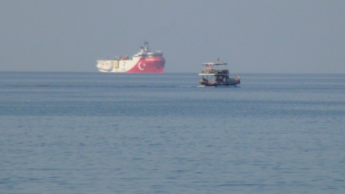 Oruç Reis Sismik Araştırma Gemisi Mersin Taşucu açıklarına demirledi