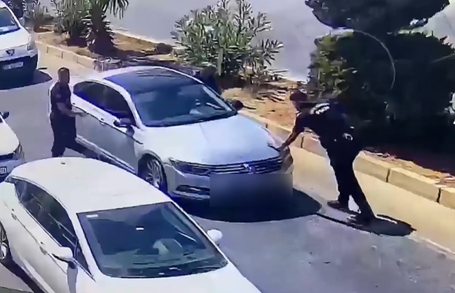 Erdemli'de hırsızlık zanlıları otomobille kaçarken yakalandı