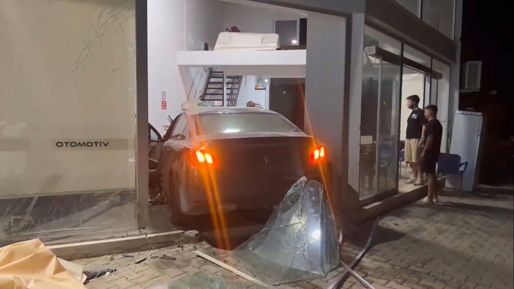 Otomobil, iş yerine girdi  