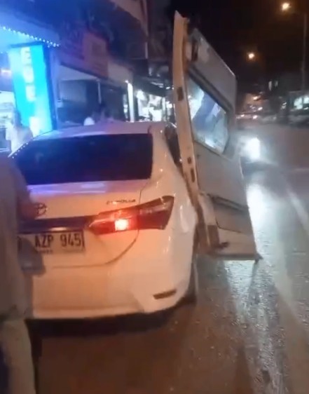 Minibüsün kapısı otomobilde asılı kaldı