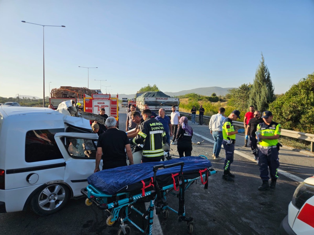 Mersin’de otomobil çekiciye arkadan çarptı: 2 ölü, 1 yaralı