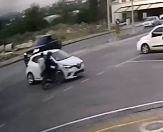 Otomobille çarpışan motosikletteki 2 kişi yaralandı