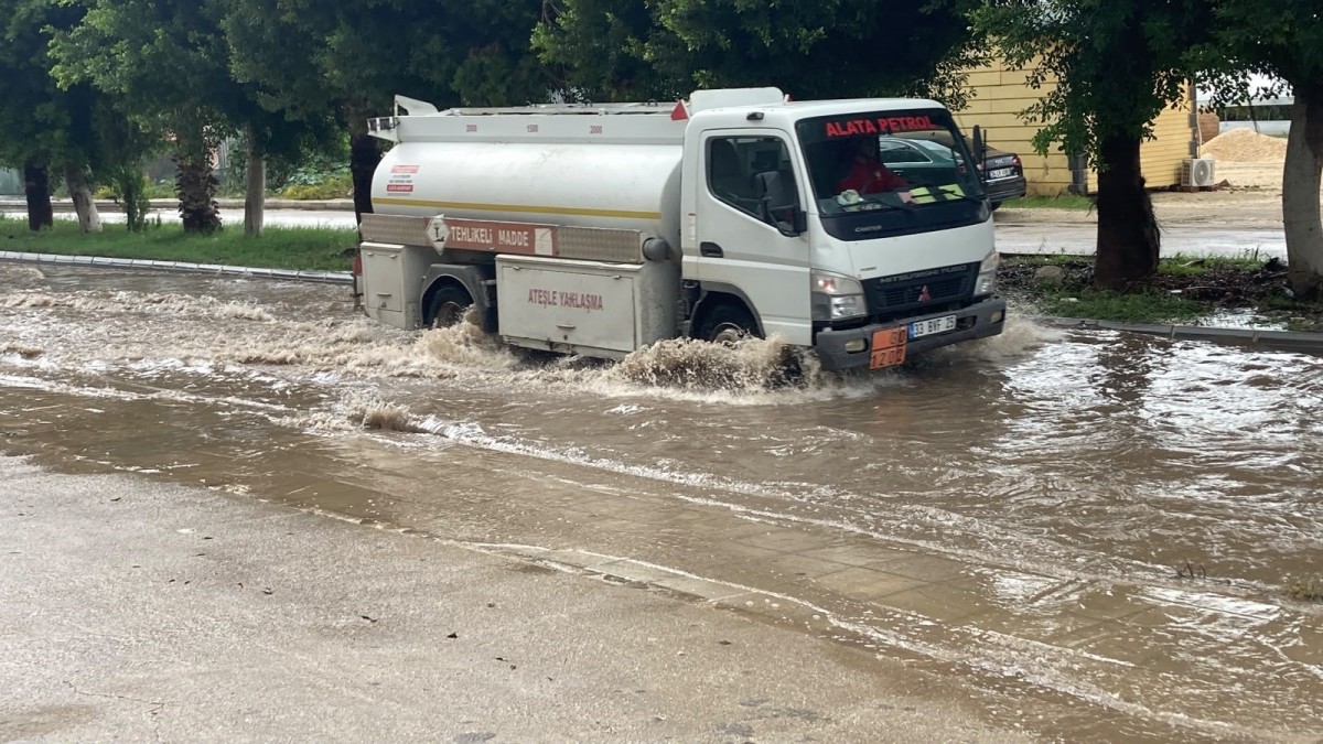 Erdemli ‘de şiddetli yağış yol ve bahçeleri göle çevirdi, vatandaşları mağdur etti