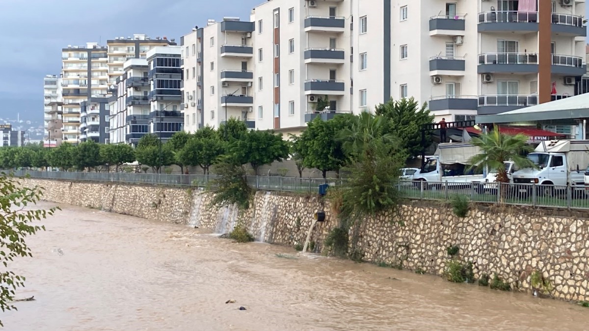 Mersin’de şiddetli yağış etkisini sürdürüyor