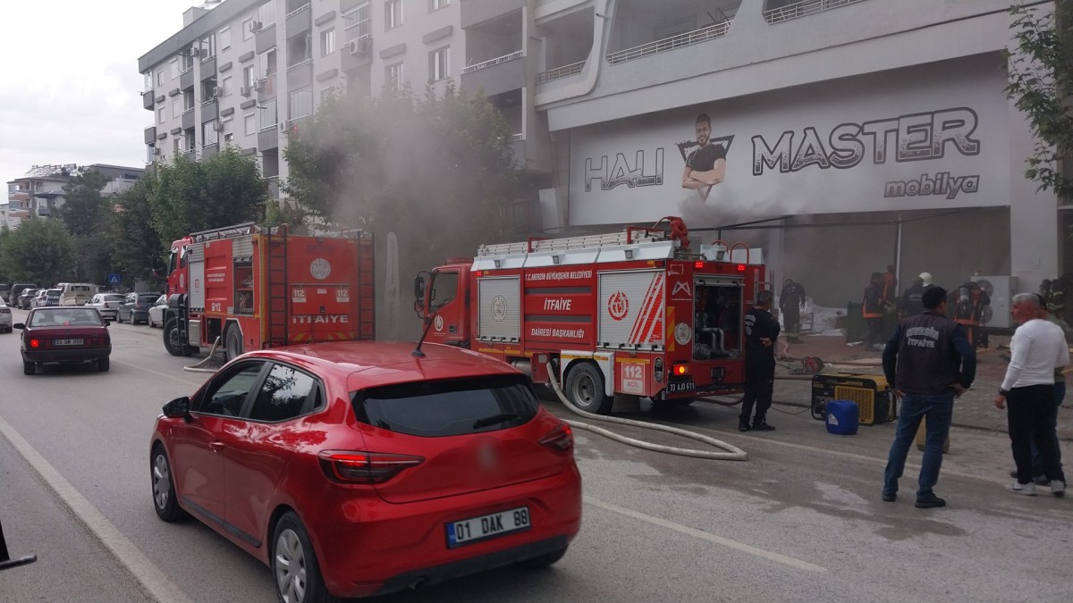 Mut’ta halı ve mobilya mağazasında yangın